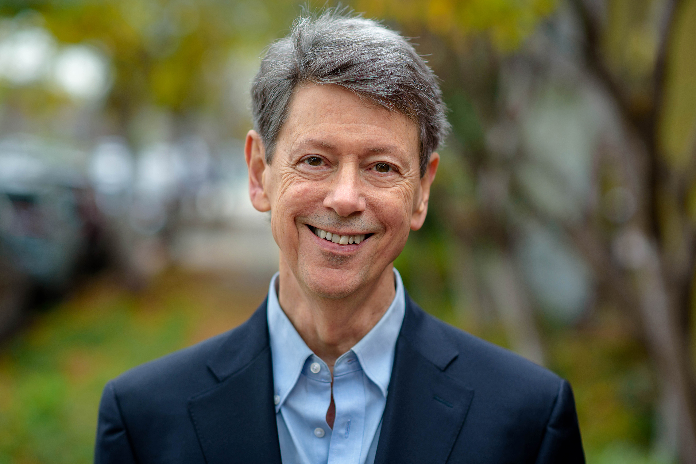 Dr. Rick Hanson joins Chris to share practices and discuss the neuroscience behind cultivating traits of inner resilience and mindfulness.